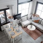 Auroralevi Suites Sointuilevi, Log Cabin, Central, Sauna, 2 Ski Passes Included レヴィ
