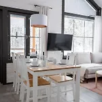 Auroralevi Suites Sointuilevi, Log Cabin, Central, Sauna, 2 Ski Passes Included レヴィ